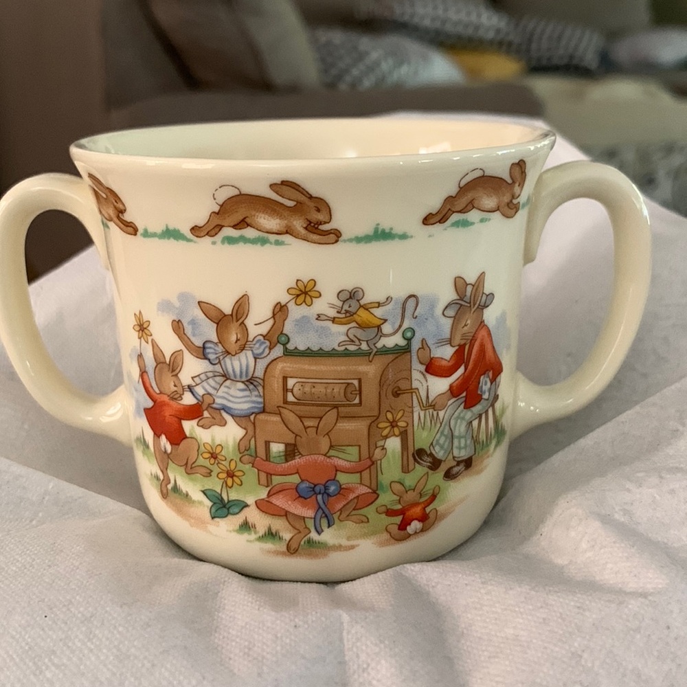 ROYAL DOULTON England HUG A MUG, double handled mug. BUNNYKINS, IN BOX BUNNIES🐰